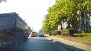 Doi șoferi din Capitală s-au luat la pumni chiar în mijlocul străzii (VIDEO)