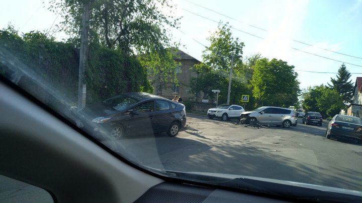 Accident în sectorul Buiucani din Capitală. Două mașini, grav avariate (FOTO)