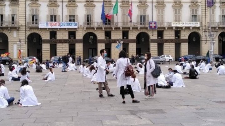 Mii de cadre sanitare au protestat în Italia: Nu dorim aplauze, vrem pur şi simplu ca drepturile noastre să fie recunoscute