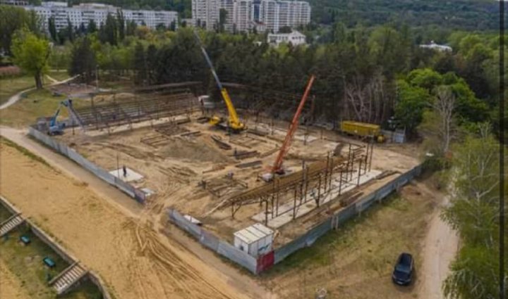 Au început lucrările de construcție a stadionului de fotbal din parcul "La Izvor" (FOTO)