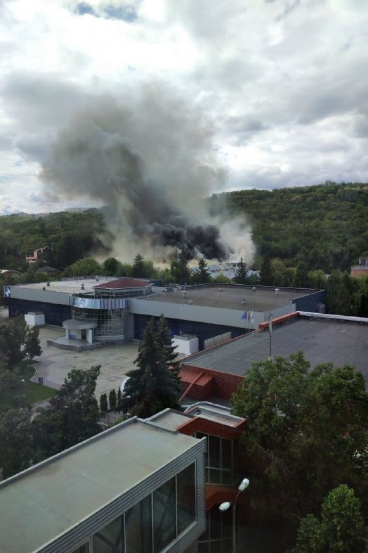 Incendiu de proporții la MOLDEXPO. Flăcările se extind rapid (FOTO/VIDEO)