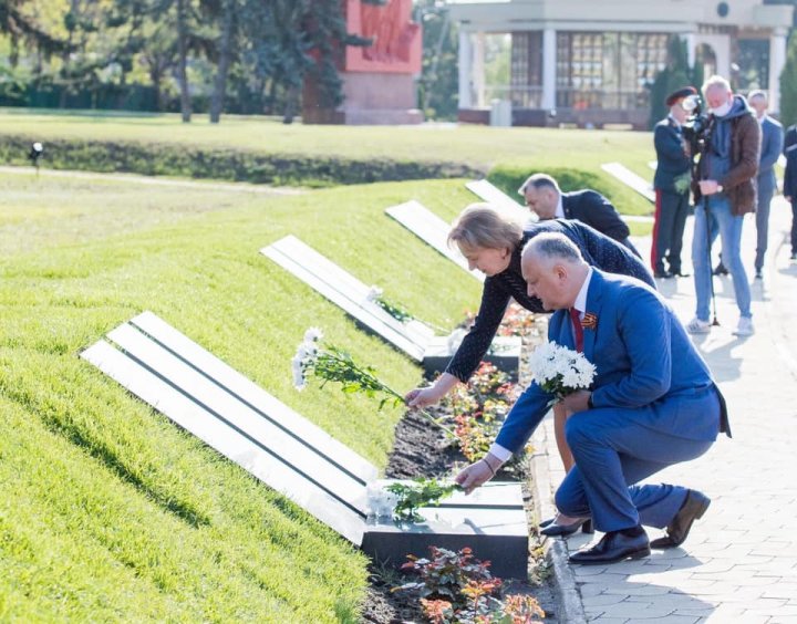 Depuneri de flori la Complexul Memorial Eternitate în memoria eroilor celui de-al Doilea Război Mondial (FOTO)