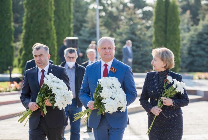 Depuneri de flori la Complexul Memorial Eternitate în memoria eroilor celui de-al Doilea Război Mondial (FOTO)