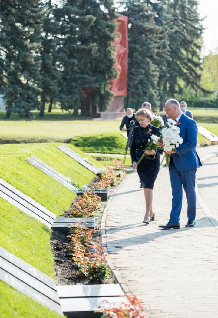 Depuneri de flori la Complexul Memorial Eternitate în memoria eroilor celui de-al Doilea Război Mondial (FOTO)