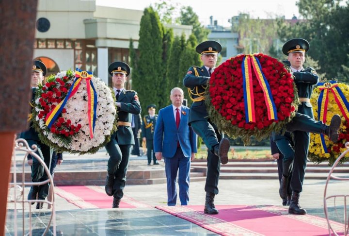 Depuneri de flori la Complexul Memorial Eternitate în memoria eroilor celui de-al Doilea Război Mondial (FOTO)