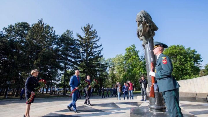 Depuneri de flori la Complexul Memorial Eternitate în memoria eroilor celui de-al Doilea Război Mondial (FOTO)