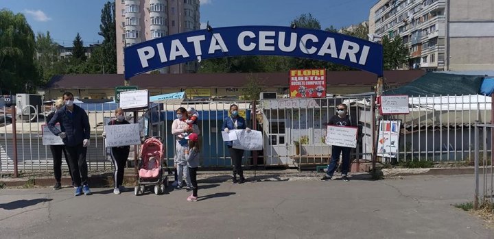 Protest la Piața Ceucari din Chișinău. Oamenii cer să-și reia activitatea (FOTO)