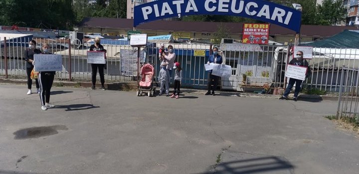 Protest la Piața Ceucari din Chișinău. Oamenii cer să-și reia activitatea (FOTO)