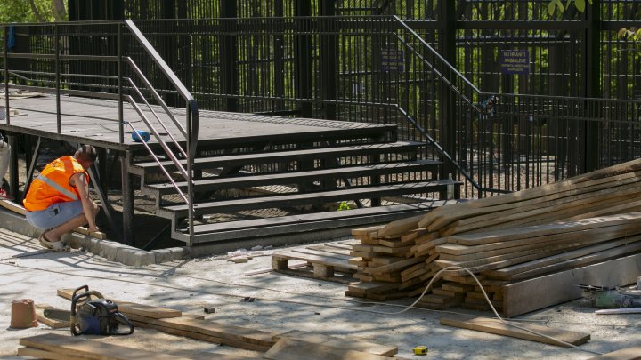 Casă nouă pentru animalele de la Grădina Zoologică din Capitală. Instalarea volierelor, pe ultima sută de metri (FOTOREPORT)