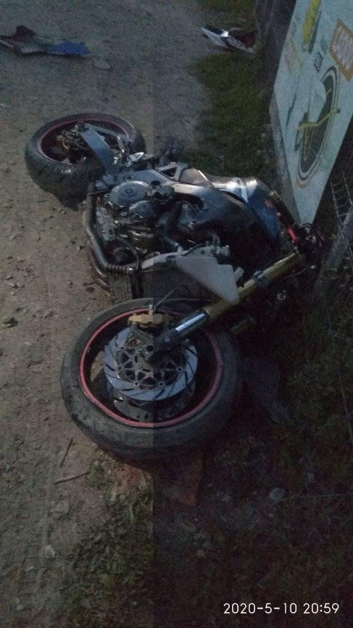 IMPACT VIOLENT la Sîngerei între o mașină și o motocicletă. Doi tineri, pe patul de spital (FOTO)