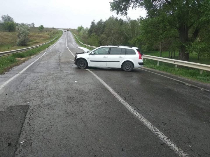 Accident pe șoseaua Chișinău-Leova. Două mașini s-au lovit violent (FOTO)