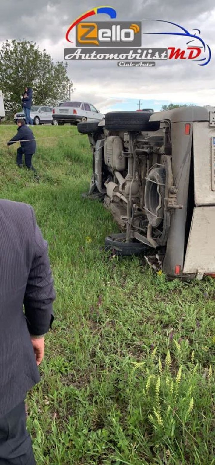 ACCIDENT GRAV în raionul Cimișlia. Un microbuz S-A RĂSTURNAT într-un șanț (FOTO)