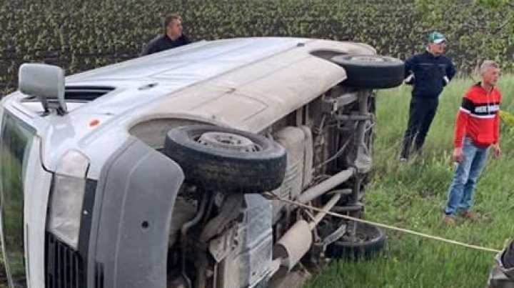 ACCIDENT GRAV în raionul Cimișlia. Un microbuz S-A RĂSTURNAT într-un șanț (FOTO)