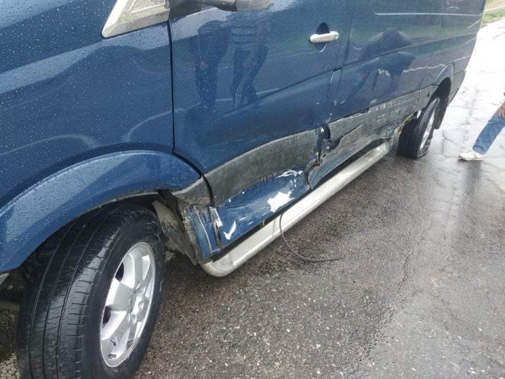 Accident pe șoseaua Chișinău-Leova. Două mașini s-au lovit violent (FOTO)