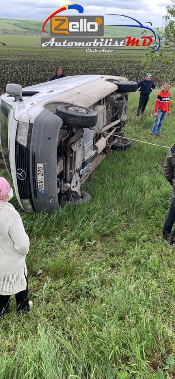 ACCIDENT GRAV în raionul Cimișlia. Un microbuz S-A RĂSTURNAT într-un șanț (FOTO)