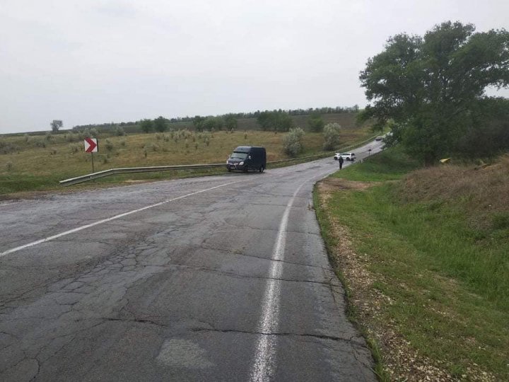 Accident pe șoseaua Chișinău-Leova. Două mașini s-au lovit violent (FOTO)