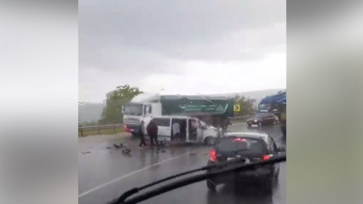 ACCIDENT la Peresecina. Un automobil s-a ciocnit violent cu un camion. Mai multe persoane au fost rănite (VIDEO)