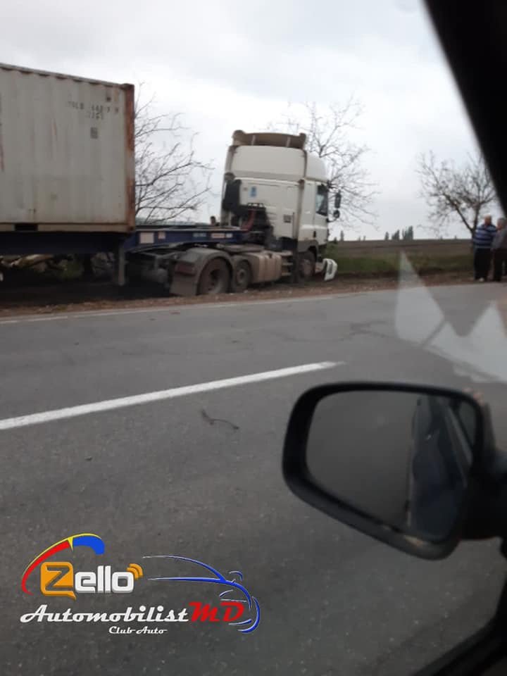 ACCIDENT în raionul Anenii Noi. Un șofer a ieșit pe contrasens și s-a izbit cu TIR-ul într-un copac (FOTO) 