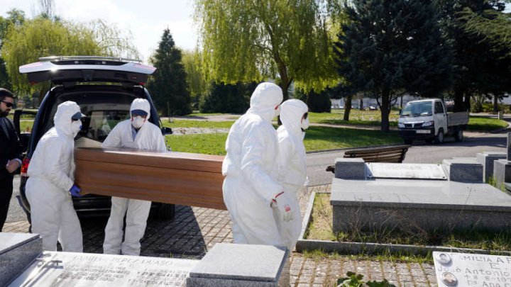 Pandemia de COVID-19 a făcut cel puţin 843.149 de morţi în întreaga lume 