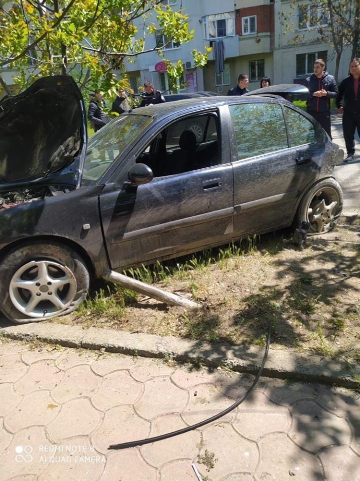 ACCIDENT GRAV la Comrat, provocat de un șofer care a trecut pe roșu la semafor. Ambulanța, la fața locului (FOTO)