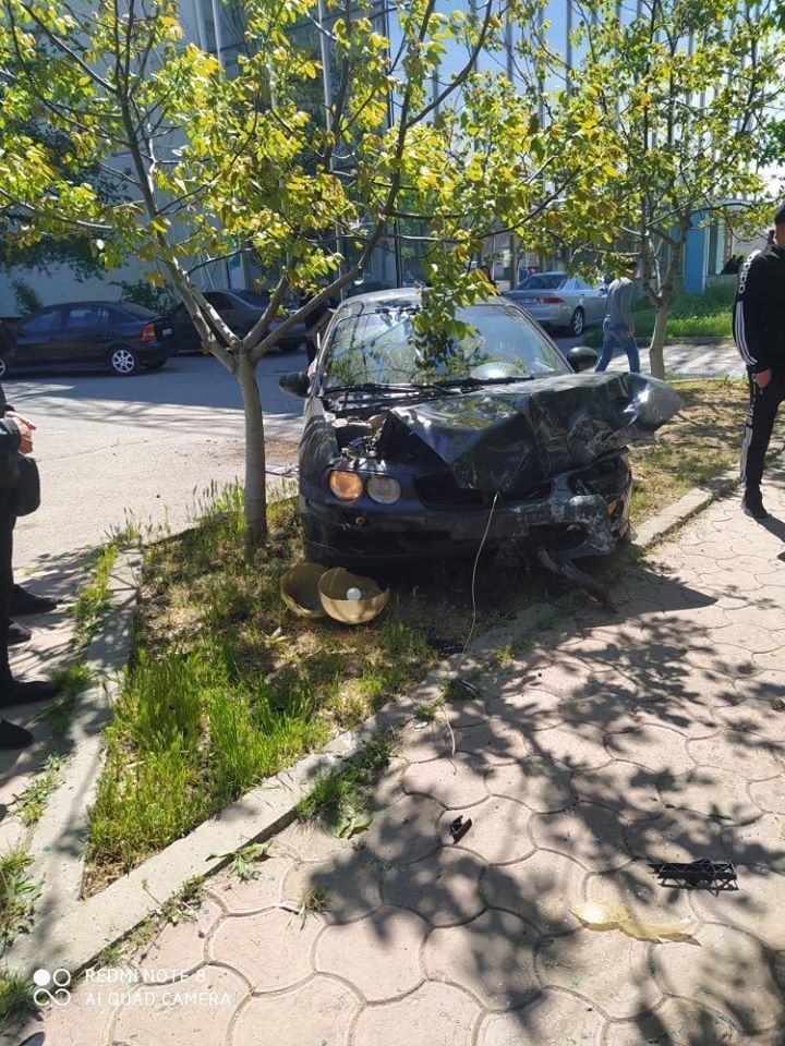 ACCIDENT GRAV la Comrat, provocat de un șofer care a trecut pe roșu la semafor. Ambulanța, la fața locului (FOTO)