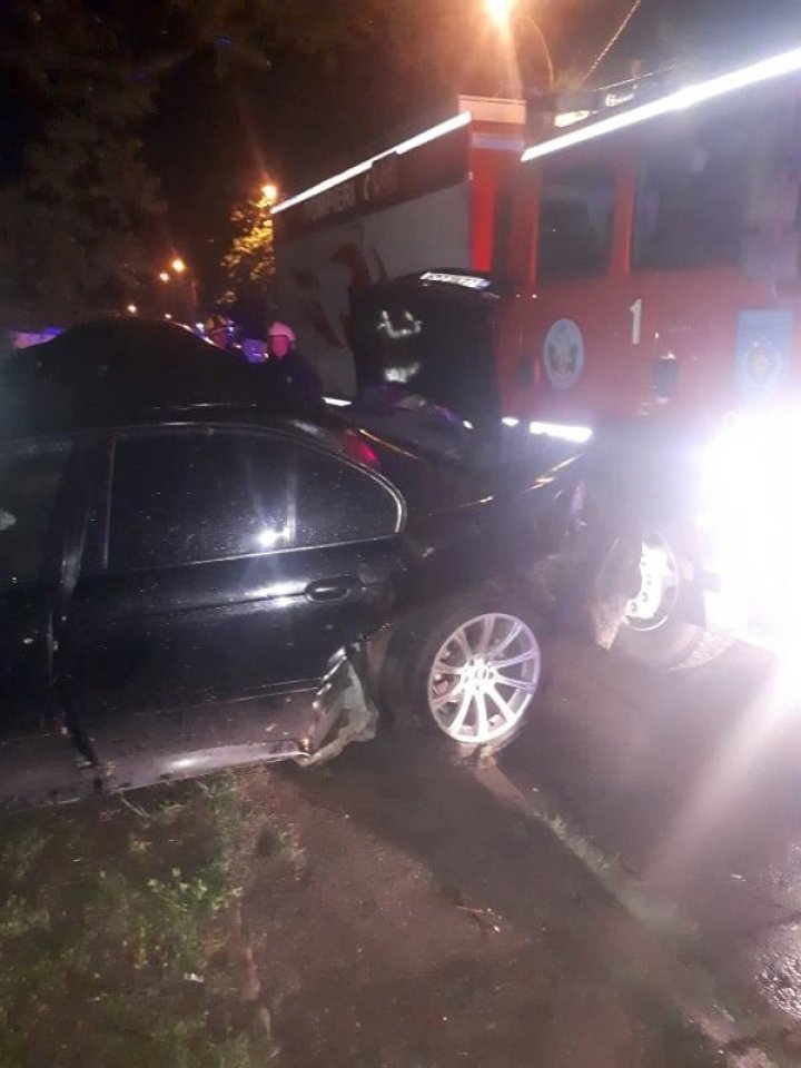 ACCIDENT GROAZNIC noaptea trecută în Capitală. O mașină, transformată într-un morman de fiare (VIDEO/FOTO)