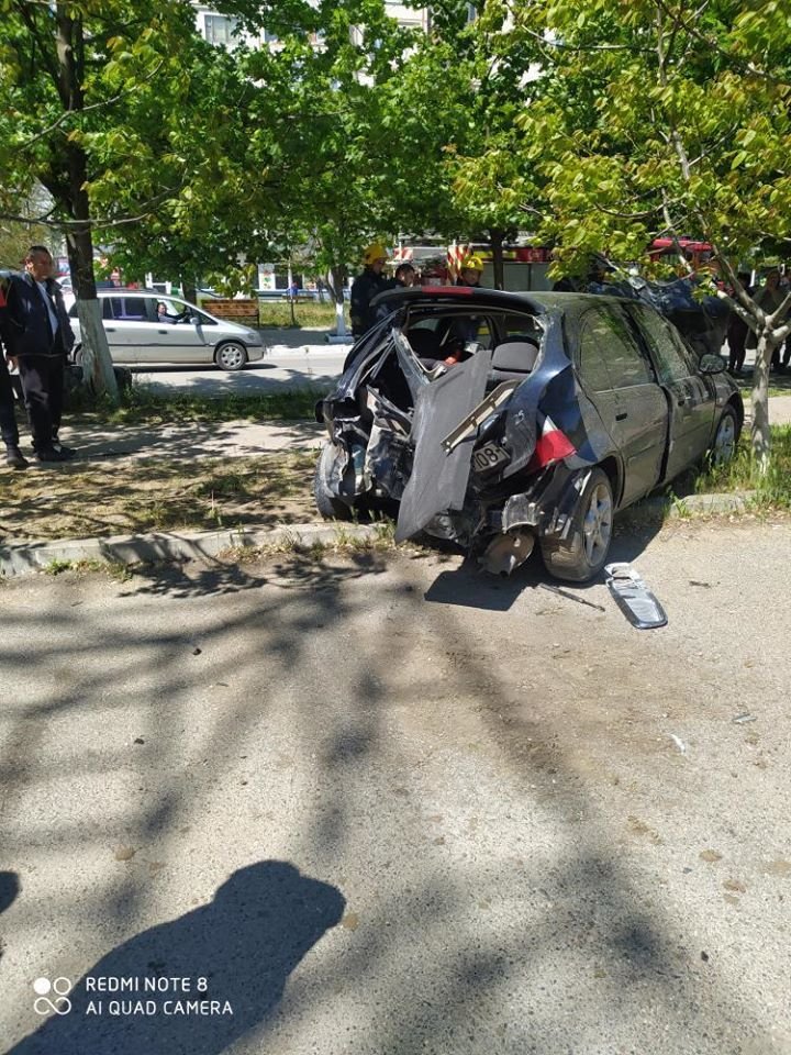 ACCIDENT GRAV la Comrat, provocat de un șofer care a trecut pe roșu la semafor. Ambulanța, la fața locului (FOTO)