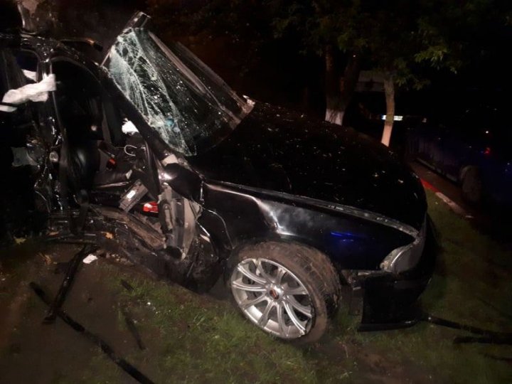 ACCIDENT GROAZNIC noaptea trecută în Capitală. O mașină, transformată într-un morman de fiare (VIDEO/FOTO)