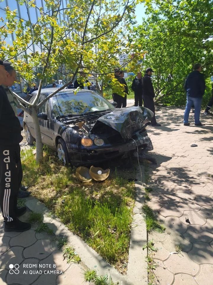 ACCIDENT GRAV la Comrat, provocat de un șofer care a trecut pe roșu la semafor. Ambulanța, la fața locului (FOTO)