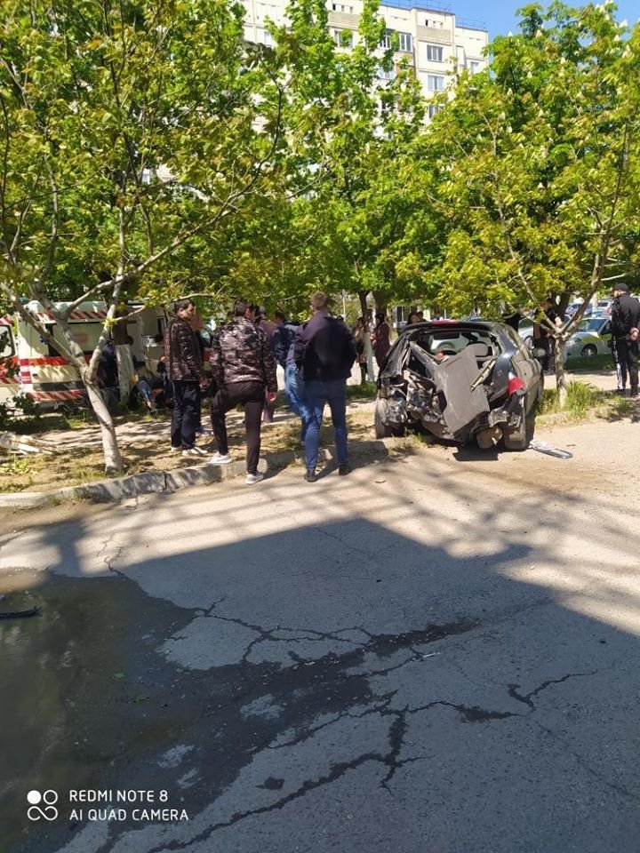 ACCIDENT GRAV la Comrat, provocat de un șofer care a trecut pe roșu la semafor. Ambulanța, la fața locului (FOTO)