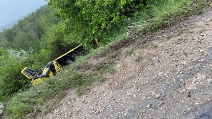 Un camion s-a răsturnat în apropiere de Cimitirul "Sfântul Lazar" din Capitală (FOTO)