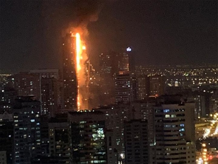 Incendiu devastator la un zgârie-nori din Emiratele Arabe Unite. Poliția folosește drone pentru a găsi persoanele încă blocate în Turnul Abbco (FOTO/VIDEO)