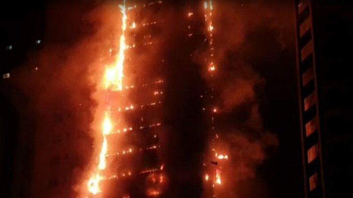 Incendiu devastator la un zgârie-nori din Emiratele Arabe Unite. Poliția folosește drone pentru a găsi persoanele încă blocate în Turnul Abbco (FOTO/VIDEO)