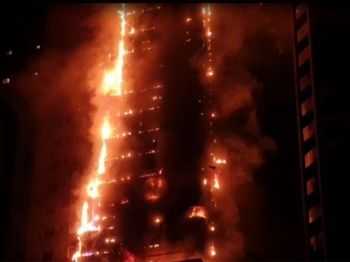 Incendiu devastator la un zgârie-nori din Emiratele Arabe Unite. Poliția folosește drone pentru a găsi persoanele încă blocate în Turnul Abbco (FOTO/VIDEO)