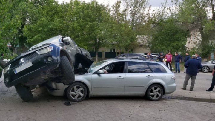 ACCIDENT ca în FILMELE de ACȚIUNE la Ceadîr-Lunga. O mașină a ajuns cu capota sub un Mitsubishi (VIDEO/FOTO)