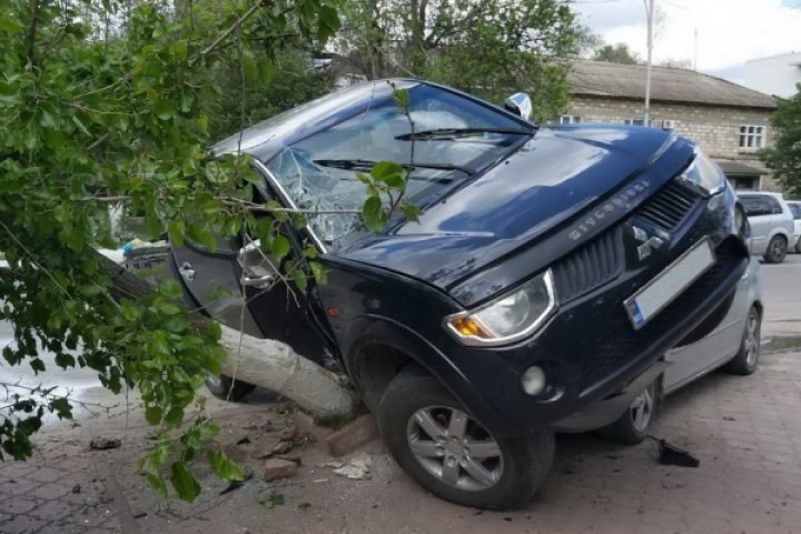 ACCIDENT ca în FILMELE de ACȚIUNE la Ceadîr-Lunga. O mașină a ajuns cu capota sub un Mitsubishi (VIDEO/FOTO)