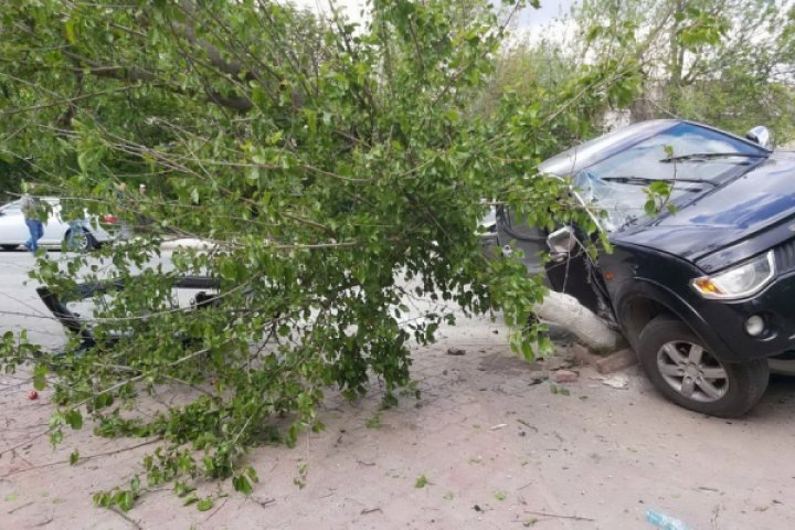 ACCIDENT ca în FILMELE de ACȚIUNE la Ceadîr-Lunga. O mașină a ajuns cu capota sub un Mitsubishi (VIDEO/FOTO)