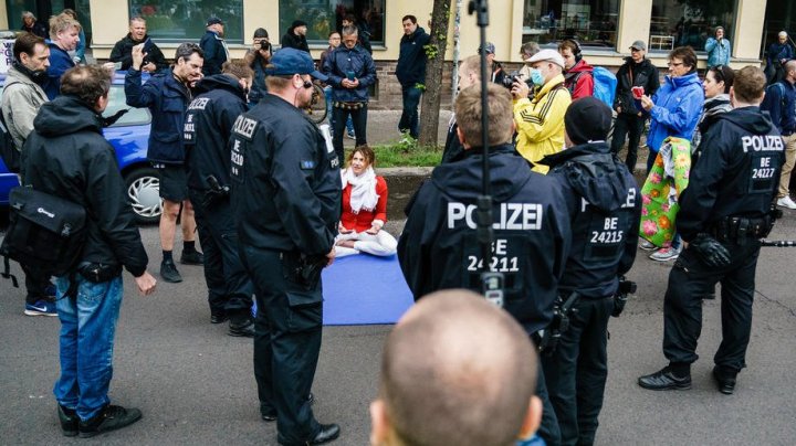 Sute de persoane din Germania au manifestat împotriva izolării