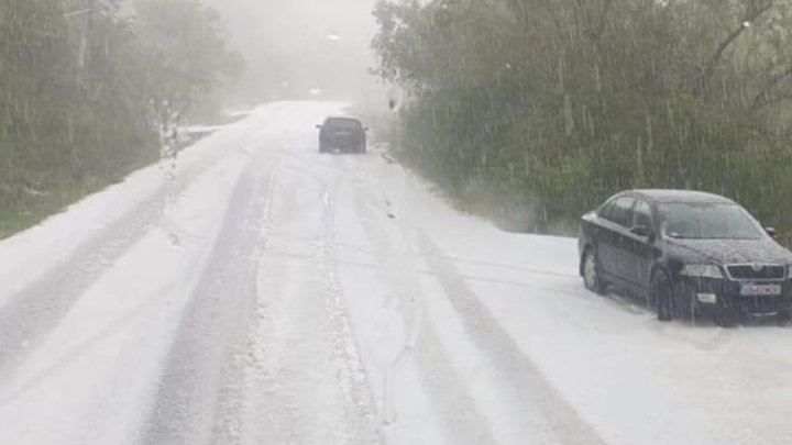 Vreme extremă în România. Grindina a distrus livezile și grădinile, iar în munți stratul de zăpadă a atins până la șase metri (VIDEO)