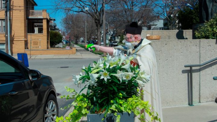 Un preot a folosit un pistol de jucărie pentru a stropi credincioșii cu apă sfințită, respectând distanțarea socială