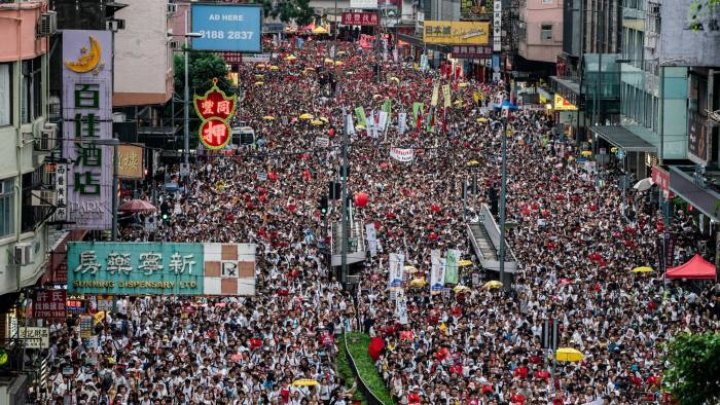 Proteste masive în Hong Kong din cauza unei noi legi. Zeci de protestatari au fost reținuți