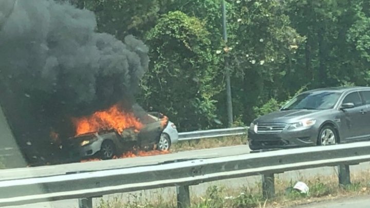 CRUZIME FĂRĂ MARGINI! O femeie și-a incendiat mașina în care se afla copilul ei de un an, apoi a privit cum arde (FOTO)