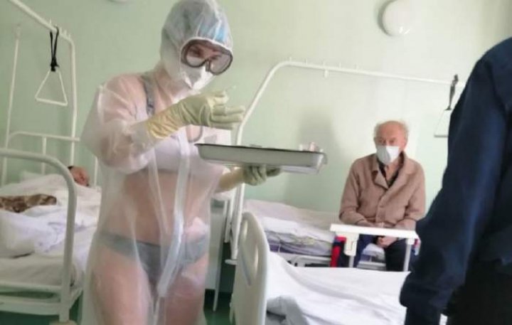 (FOTO) O asistentă a venit cu un combinezon transparent, la un spital din Rusia. Pacienții, deloc deranjați