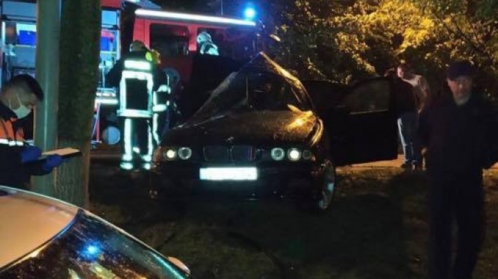 ACCIDENT GROAZNIC noaptea trecută în Capitală. O mașină, transformată într-un morman de fiare (VIDEO/FOTO)