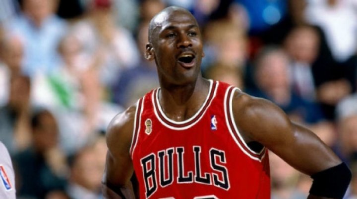 O pereche de ghete purtată şi semnată de Michael Jordan, vândută cu suma-record