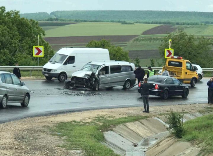 ACCIDENT la Peresecina. Un automobil s-a ciocnit violent cu un camion. Mai multe persoane au fost rănite (VIDEO)