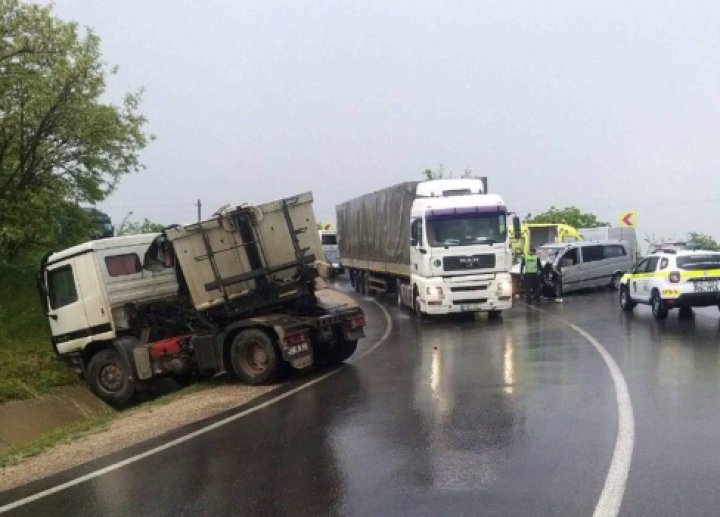 ACCIDENT la Peresecina. Un automobil s-a ciocnit violent cu un camion. Mai multe persoane au fost rănite (VIDEO)