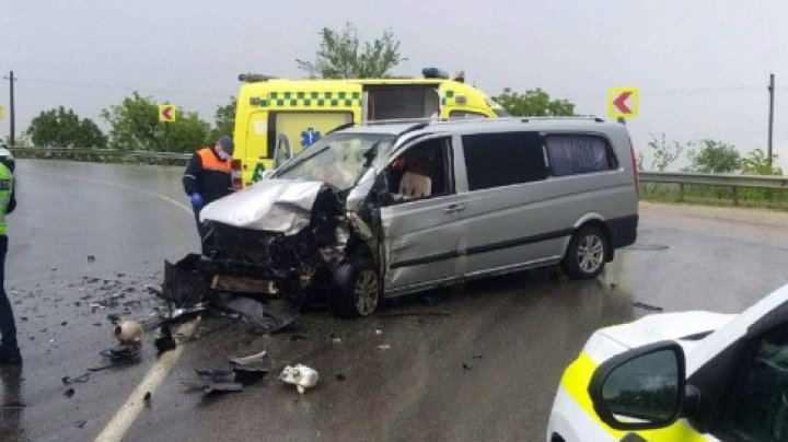 ACCIDENT la Peresecina. Un automobil s-a ciocnit violent cu un camion. Mai multe persoane au fost rănite (VIDEO)