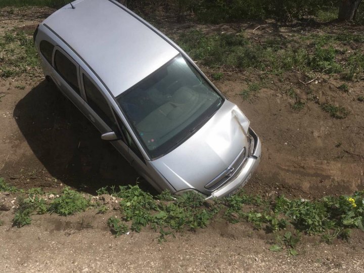 Accident grav la intrarea în orașul Călărași. O mașină a ajuns în șanț (FOTO)