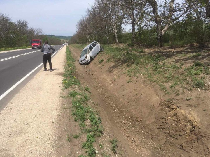 Accident grav la intrarea în orașul Călărași. O mașină a ajuns în șanț (FOTO)